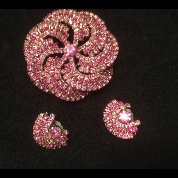 Jewelry - Brooch matching clip on earrings pink rose color
